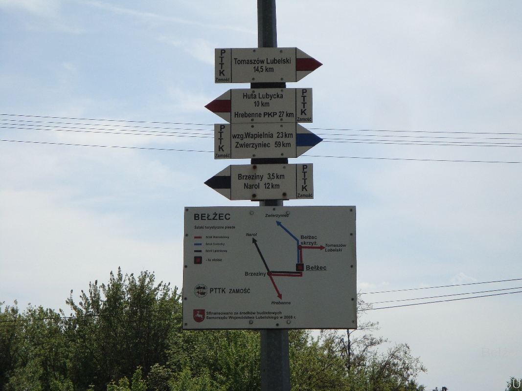 Znak na Dworcu PKP informujący o pieszych szlakach turystycznych